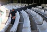 El Ayuntamiento revisa aseos y refuerza la limpieza del Estadio Cartagonova con más personal