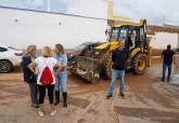 La alcaldesa visita las zonas afectadas donde se están llevando a cabo tareas de limpieza