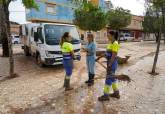 La alcaldesa visita las zonas afectadas donde se están llevando a cabo tareas de limpieza