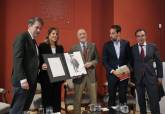Noelia Arroyo y Arturo P�rez Reverte en la presentaci�n en Madrid del boceto del monumento a Alatriste que se erigir� en Cartagena