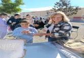 Las abuelas castañeras comparten jornada intergeneracional con los alumnos del Stella Maris