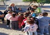 Las abuelas castañeras comparten jornada intergeneracional con los alumnos del Stella Maris