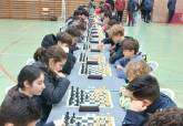 Un centenar de estudiantes juega al ajedrez con el programa municipal de deporte escolar