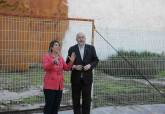 La alcaldesa Noelia Arroyo y el edil Pablo Braquehais, junto a solares de Cartagena.