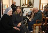 Visita de la alcaldesa al Asilo de Ancianos con motivo de la Navidad