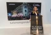 La concejala delegada de Turismo del Ayuntamiento de Cartagena, Beatriz S�nchez del �lamo, con el cartel del documental, en FITUR