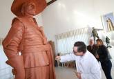 P�rez-Reverte avala el monumento a Alatriste con el que Cartagena homenajea al escritor y a los tercios