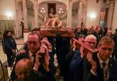 El Cristo Yacente rememora los cien años de su llegada a Cartagena recorriendo a hombros el centro de la ciudad