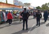Polic�a Local controla la venta segura de ropa de segunda mano en mercadillos ambulantes