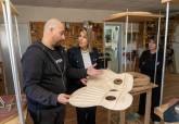 Visita de la alcaldesa al taller del luthier Luis Guerrero, en Los Beatos, que ha recibido el apoyo de la ADLE