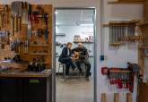Visita de la alcaldesa al taller del luthier Luis Guerrero, en Los Beatos, que ha recibido el apoyo de la ADLE