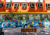 La fachada de Juventud acoge un nuevo mural, del artista Kays Larbi, inspirado en una obra de Carpe