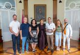 La alcaldesa con los familiares del polic�a local fallecido en accidente de tr�fico, a los que ha entregado una placa de reconocimiento