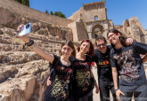 Turistas visitan el Teatro Romano durante Rock Imperium. Imagen de archivo