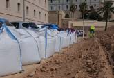El Ayuntamiento de Cartagena resiembra el c�sped del talud junto al monumento a la Patrulla �guila