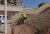 El Ayuntamiento de Cartagena resiembra el c�sped del talud junto al monumento a la Patrulla �guila