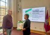 Alejandro Luna recibe el minigl� de Ecovidrio sorteado para promover el reciclaje en Cartagena