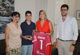 La alcaldesa recibe al joven Ignacio Gonz�lvez tras superar diez duros meses de enfermedad en Roma