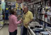 La concejal de Comercio visitando un establecimiento de la ciudad