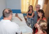 Visita de Cristina Mora con la consejera de Pol�tica Social a Isla Plana