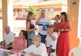 Visita de Cristina Mora con la consejera de Pol�tica Social a Isla Plana