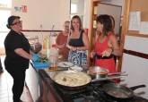 Visita de Cristina Mora con la consejera de Pol�tica Social a Isla Plana