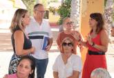 Visita de Cristina Mora con la consejera de Pol�tica Social a Isla Plana