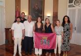 La alcaldesa recibe a la nadadora cartagenera Alba Rubio