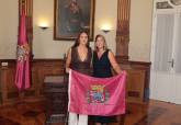 La alcaldesa recibe a la nadadora cartagenera Alba Rubio