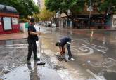 Operarios municipales en Juan Fern�ndez, tras lluvias. 
