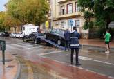 Operarios municipales en Juan Fern�ndez, tras lluvias. 