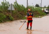 Aviso rojo lluvias en Cartagena. 2 octubre 2026.  Intervenci�n de Bomberos junto Cruce de las Ca�as.