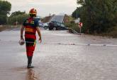 Aviso rojo lluvias en Cartagena. 2 octubre 2026.  Intervenci�n de Bomberos junto Cruce de las Ca�as.