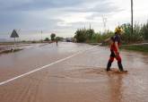 Aviso rojo lluvias en Cartagena. 2 octubre 2026.  Intervenci�n de Bomberos junto Cruce de las Ca�as.