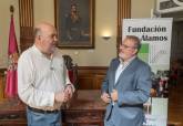 El edil Pablo Braquehais (i) y Joaqu�n Salmer�n, de la Fundaci�n Los �lamos.