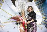La presidenta de la Comisi�n de Carnaval con la dama