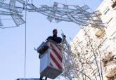 Colocaci�n de las luces de Carnaval en el centro de la ciudad