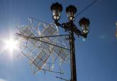 Colocaci�n de las luces de Carnaval en el centro de la ciudad