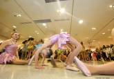 Actuaci�n de varios grupos coreogr�ficos en El Corte Ingl�s