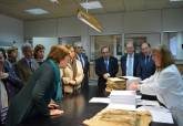La alcaldesa visita las instalaciones donde sern restauradas los protocolos notariales