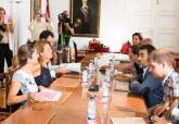 Reuni�n del alcalde, la vicealcaldesa y los ediles de Educaci�n con la consejera de Educaci�n