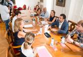 Reuni�n del alcalde, la vicealcaldesa y los ediles de Educaci�n con la consejera de Educaci�n