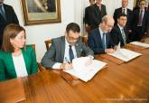 El alcalde y el rector firmando el acuerdo en el Palacio Consistorial