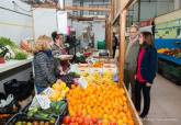 Visita de la alcaldesa, Ana Beln Castejn, y Francisco Aznar, al Mercado de Santa Florentina