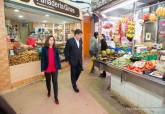 Visita de la alcaldesa, Ana Beln Castejn, y Francisco Aznar, al Mercado de Santa Florentina